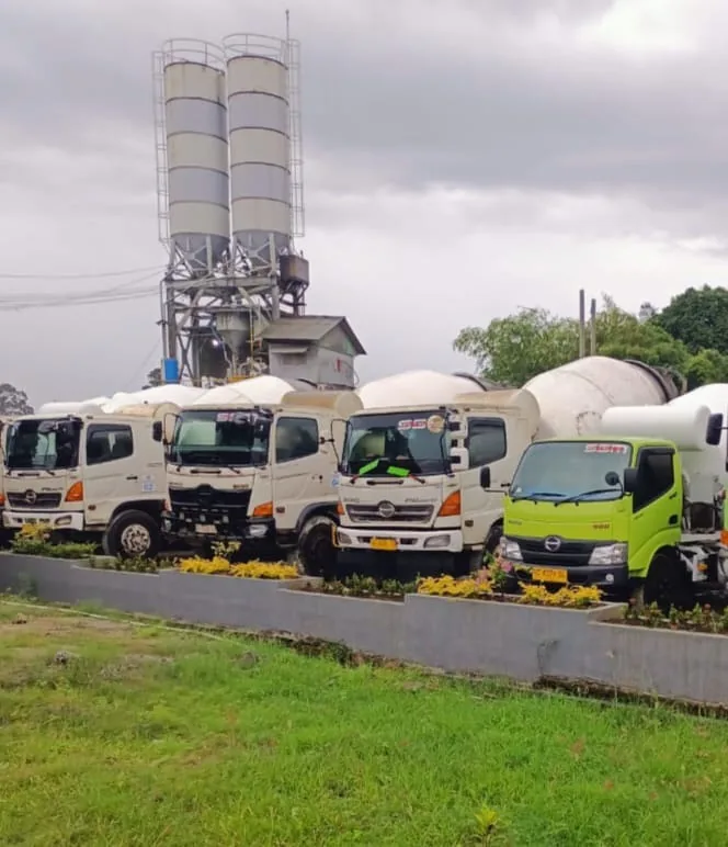 Armada truk mixer ready mix concrete di plant Muara Enim