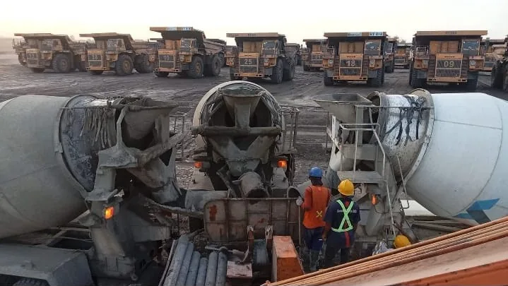 Armada truk mixer ready mix concrete