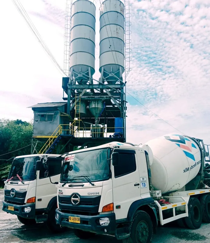 Silo semen dan truk mixer di plant ready mix concrete