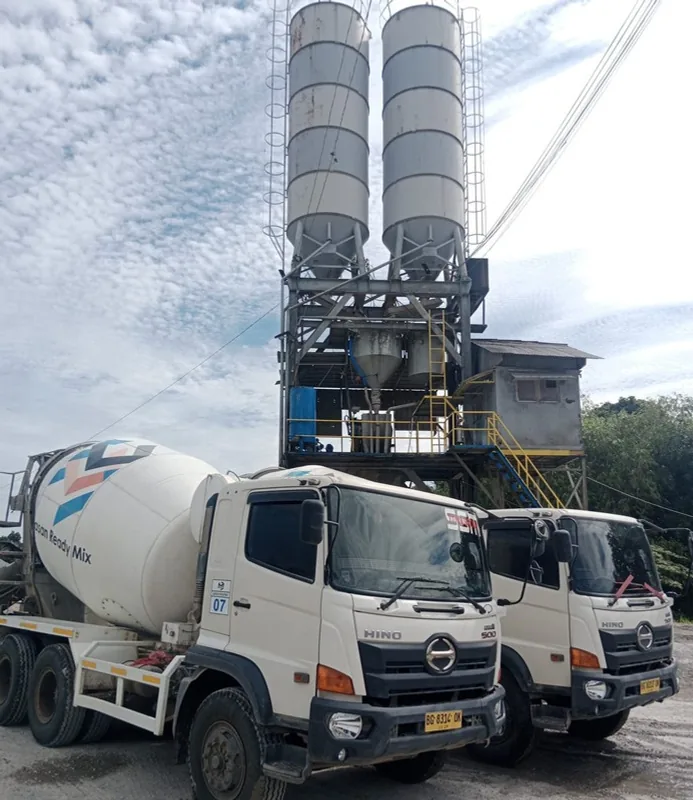 Truk mixer di batching plant Muara Enim PT. Serasan Sekundang Mandiri