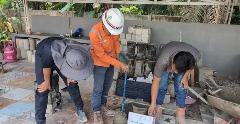 Tim quality control melakukan uji kualitas beton