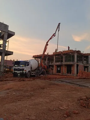 Pengecoran beton dengan concrete pump di proyek Mess Balaputra