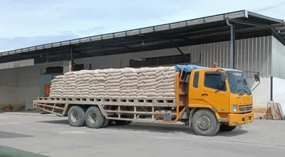 Truk pengiriman semen zak PT. Serasan Sekundang Mandiri